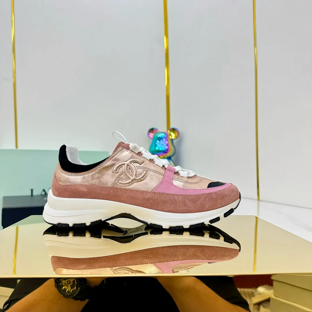 👟👟Ex-factory price 600👟👟High quality! ! ! CHANEL Chanel 25A latest thick-soled casual sports shoes. The counter is synchronized. The counter is very popular. It is a shoe that is very difficult to buy. The most popular thick-soled casual shoes on the Internet. As you can imagine, the most popular thick-soled casual shoes can not be missed. It has both good looks and comfort. Simple and versatile. The thick sole increases the height and is super versatile. Whoever wears it will look better. Upper: cowhide stitching. Lining: breathable mesh. Outsole: TPU original outsole. Size: 35-41 👉